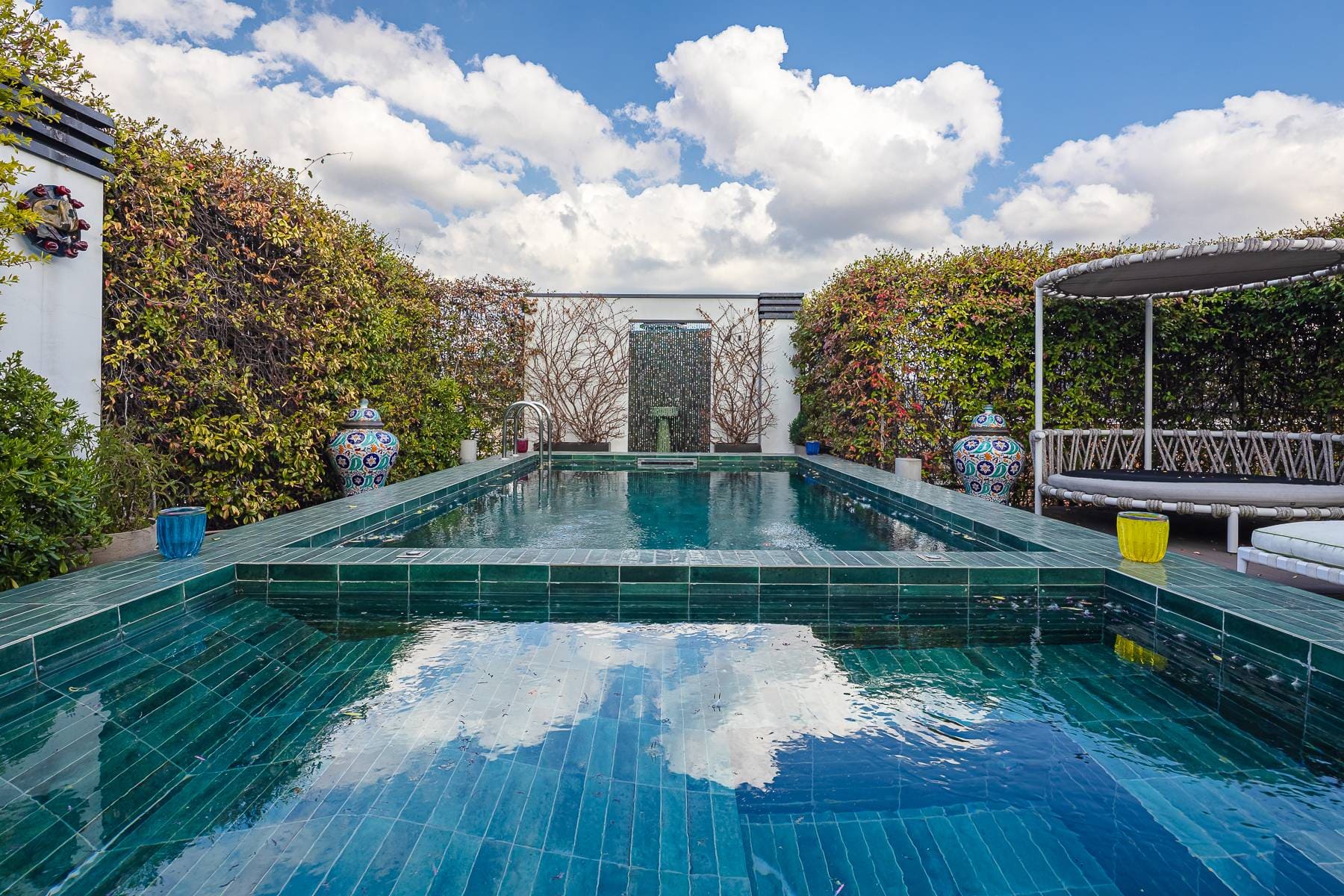 Penthouse and super-penthouse: differences, features and residential value